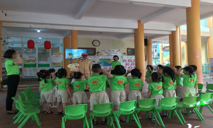 Trẻ mầm non hào hứng học an toàn giao thông